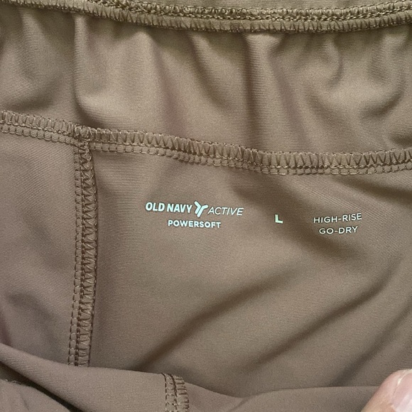 Women’s Old Navy Powersoft Shorts and Cloud 94 Active top outfit size large - Picture 7 of 7